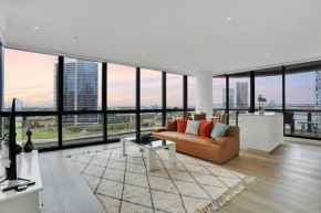 Breathtaking Views Over The Water- Spacious 2B2B1C Melbourne